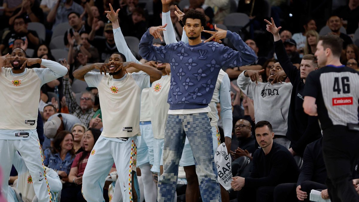 Josh810's tweet image. 2025 Spurs Offseason Guide
🗓️ Dates to watch (pt. 1)
📜 TBD Jun 14, 17, 20, or 23 - (Day after Finals end) - SA can negotiate with own free agents
🧢 Jun 25 & 26 - NBA Draft (picks 2, 14, 38)
🖋️ Jun 29 - Deadline for player/team options & qualifying offers to free agents