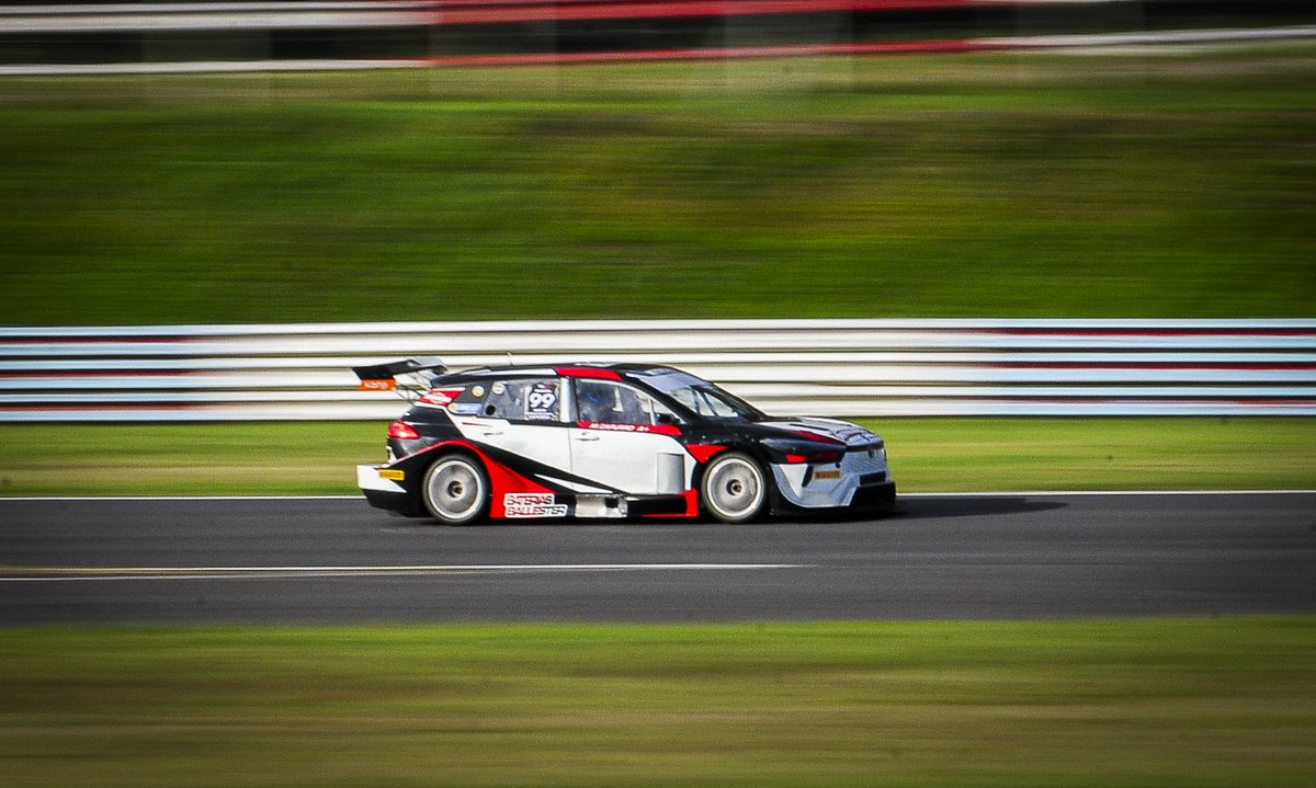 Sumó puntos estratégicos

Disputó la carrera final del #TC2000  este domingo en el <a href="/AutodromoBA/">AutodromoBA Oficial</a> , el piloto de #Necochea avanzó tres posiciones arribando 7° a la bandera a cuadros y sumando los puntos necesarios para ubicarse 7° en el campeonato
👉facebook.com/MatiasCapurroOk 👀