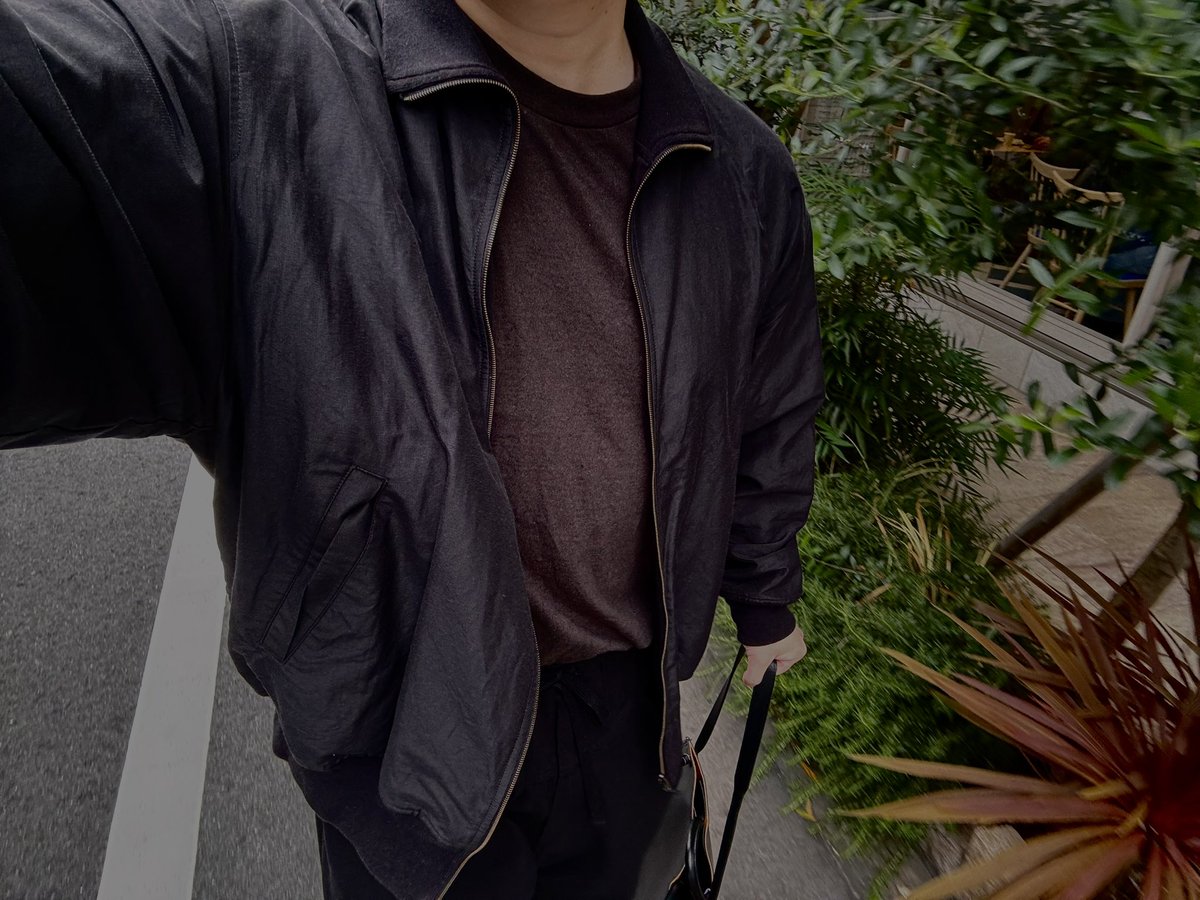 Ebdk5zL86y26387's tweet image. 今日は肌寒いのでリバーシブルトラックジャケットにオックスドロストで出勤。
トラックジャケットはサラッと軽くて心地よい。
#comoli