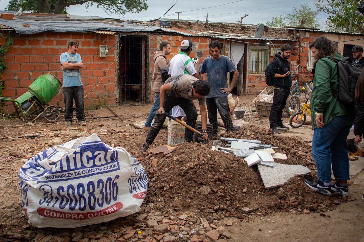 Este fin de semana hicimos lo que más orgullo nos da, poner el cuerpo para construir respuestas colectivas en los lugares a los que el Estado no llega: 100 ACCIONES POSITIVAS 🤍

Cocinamos, refaccionamos, limpiamos y construimos en esas esquinas en las que día a día cientos de