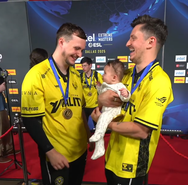 Alex1Gone's tweet photo. apEX avec Mezii et son enfant 💛 https://t.co/F9Evz3yq1o