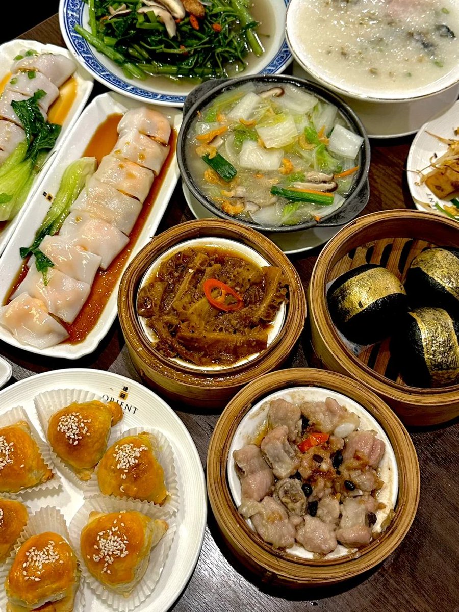 Chillin’ with my breakfast bowl 🍓🥣