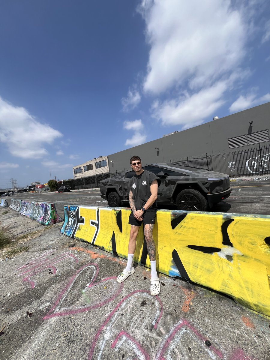 CyberBagChaser's tweet image. Land of the free, home of the Modelo. 🍻🇺🇸
Grateful for those who made days like this possible.
#MemorialDayWeekend #Cybertruck #LA