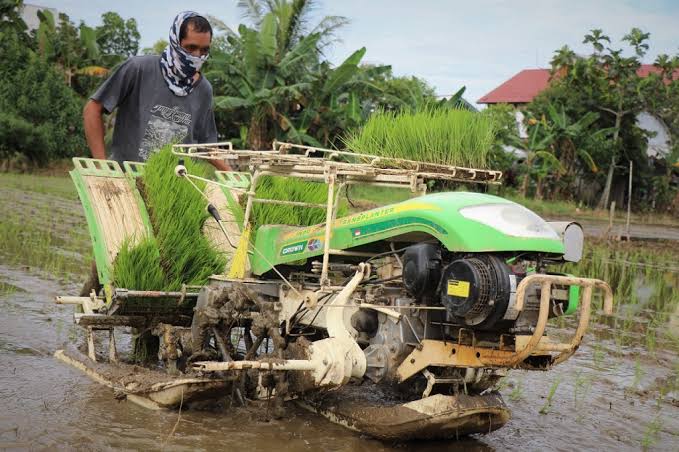 Lu bukan petani, dan ga ngerti pertanian. Itu namanya mesin Rice Transplanter, petani menyebutnya mesin "Tanju" tanam maju. Lu ga tahu apa-apa soal teknologi pertanian tapi kok Bacot. Pamer Dongok dong