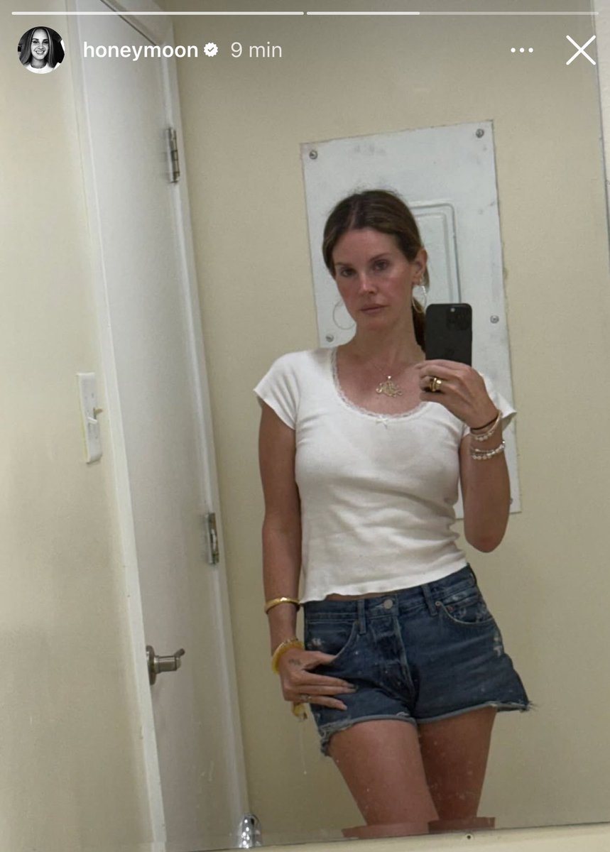 babe wake up new lana del rey’s mirror selfie just dropped