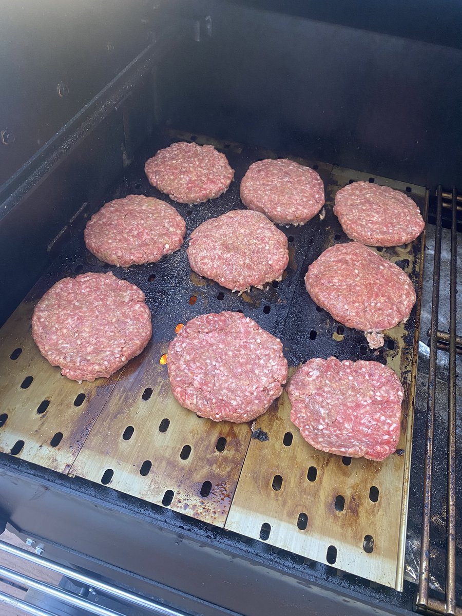 bjizzle56's tweet image. Max made homemade burgers and we fired them up on the grill... #burgers #Yoder @johnson_rpawliw