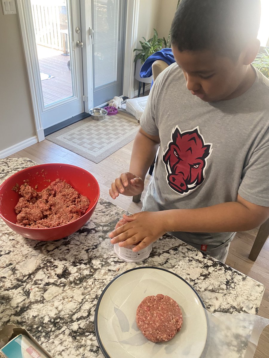 bjizzle56's tweet image. Max made homemade burgers and we fired them up on the grill... #burgers #Yoder @johnson_rpawliw