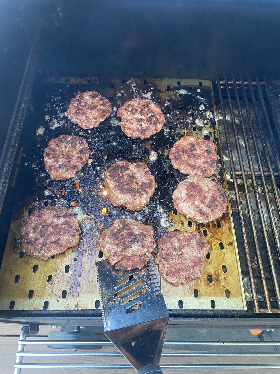 bjizzle56's tweet image. Max made homemade burgers and we fired them up on the grill... #burgers #Yoder @johnson_rpawliw