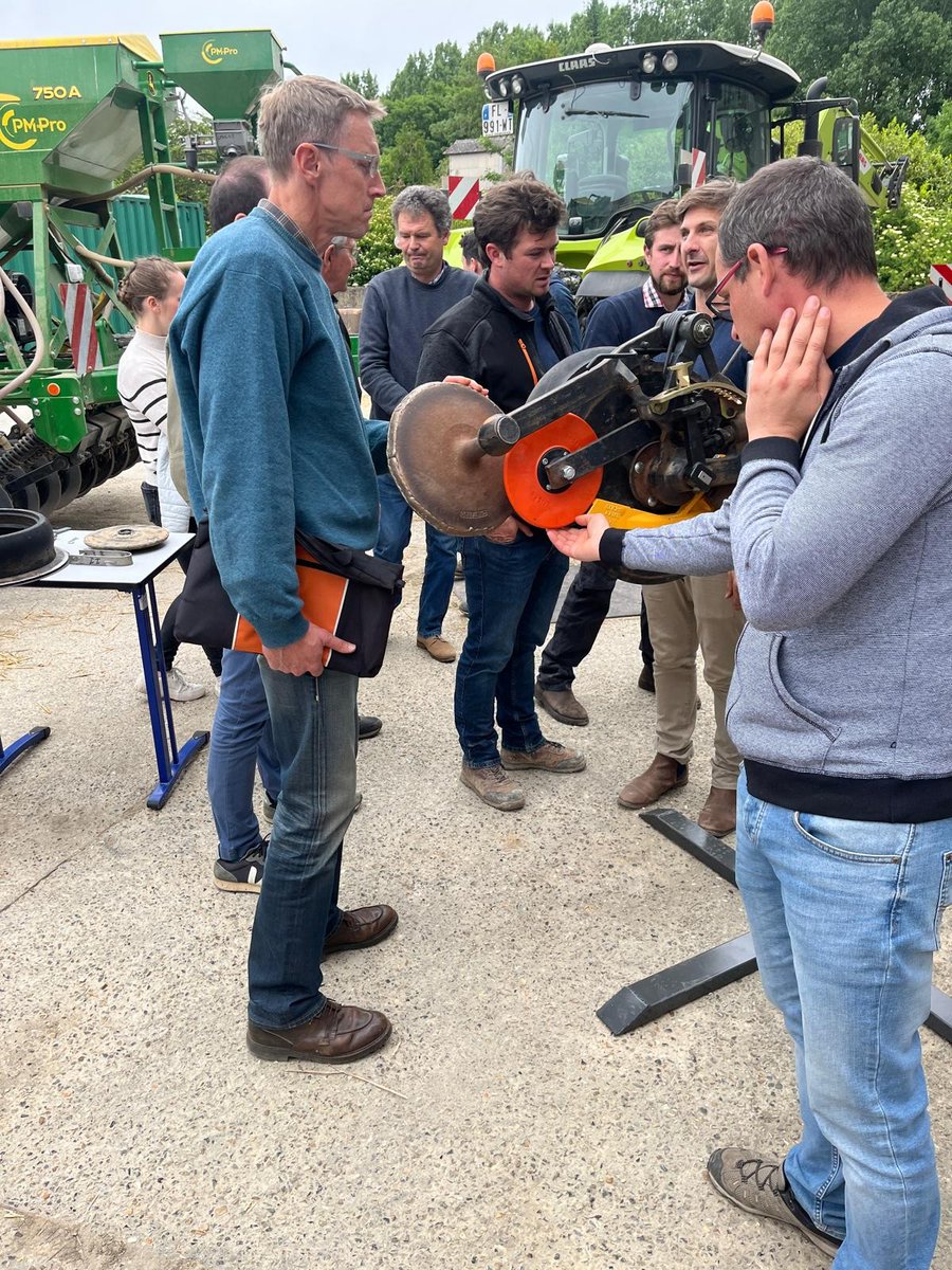 Bonjour from France 🇫🇷
Big thanks to Matthey &amp; the team at Sem Precision for showing off Aricks parts to French farmers.
Love seeing our gear turning heads around the world 🌍
#AricksWorldwide #NoTillSeeding #JDDiscSeeder
