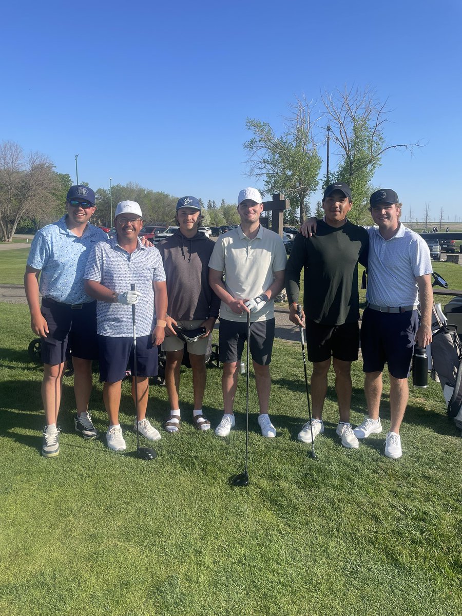 Everyone has found a caddy for the playoff and we have a incredible gallery following