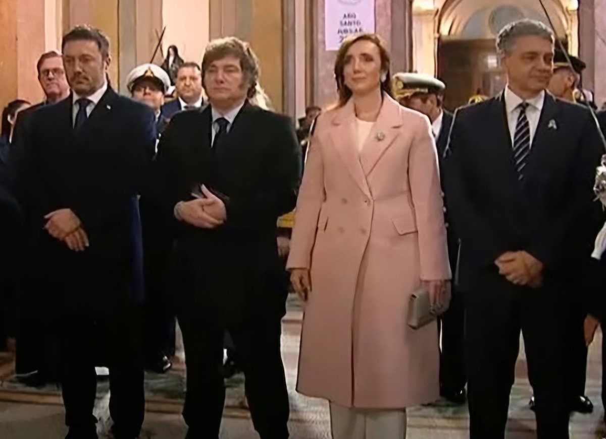 No saludó a su Vice.
No saludó al Jefe de Gobierno de la CABA.
Ni fue capaz de ponerse una escarapela siendo hoy 25 de mayo.
Da pena ver que es un tipo que sabe tanto de números y tan poco de patriotismo.