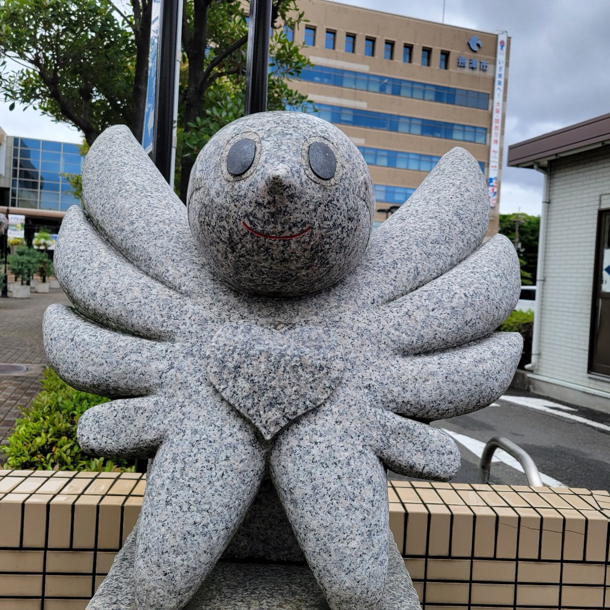 _bestmatching's tweet photo. /　おはようございマッチング　\

大阪府摂津市は曇り☁️
市役所入口に置かれている摂津市のマスコッ�� セッピィ 
イベントで会う着ぐるみよりもシュっとしています😆

5月最終週
今週もよろしくお願いします(^^)/
#企業公式が毎朝地元の天気を言い合う 
＃老人ホーム
 #老人ホーム相談 https://t.co/p4Kwk1lQ8p