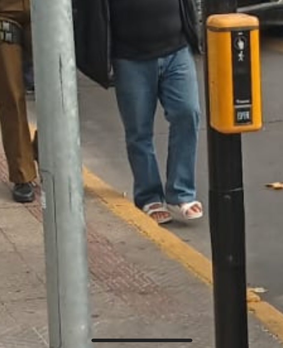 Sobre el weón que mató a dos personas en la #copec eso son sandalias? Ahora es normal ver a mucho weon arriba de motos y autos con sandalias, pantuflas. Siendo que está prohibido. 
Ojalá que la <a href="/FiscaliadeChile/">Fiscalía Nacional</a> está vez no haga el ridículo con esta causa