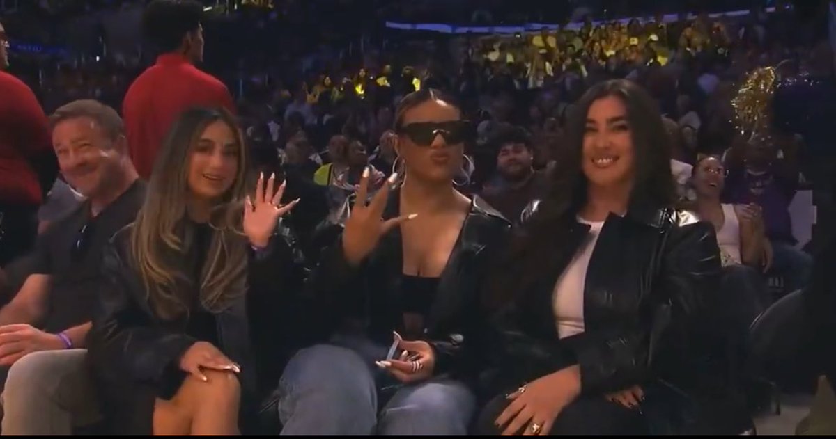 acervo5H's tweet photo. OMG FIFTH HARMONY REUNITING IN 2025 https://t.co/7wiHOcOOPE