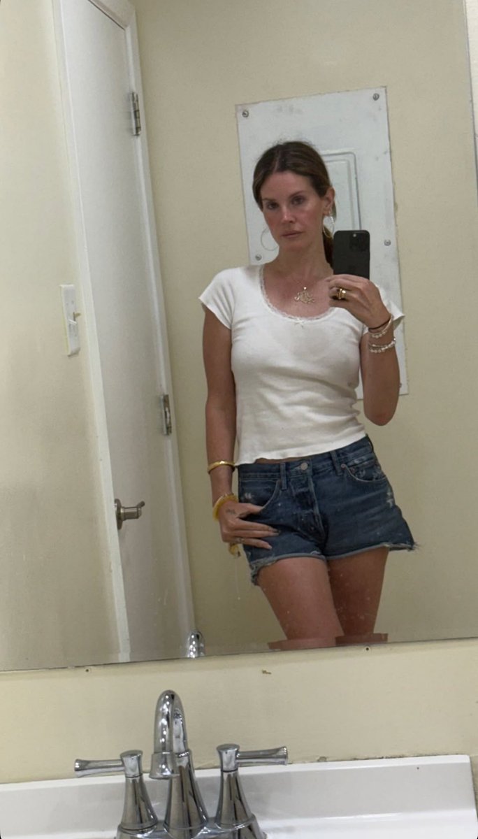 updatecultura's tweet photo. Lana Del Rey em nova foto. ✨ https://t.co/a7xmqKfjd9