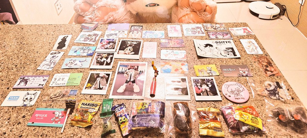 #playx4 #FursuitEveryday #fursuit

5월 23일, 처음으로 퍼슈트 데뷔했어요! 낯선 자리라 많이 떨렸지만 따뜻하게 맞아주시고 예쁜 사진도 많이 찍어주시고, 선물도 가득 안겨주셔서 정말 감사했어요. 아직 얼떨떨해서 트위터에 언급해주시는분들 바로 반응을 못 드린 게 마음에 걸리지만… 천천히