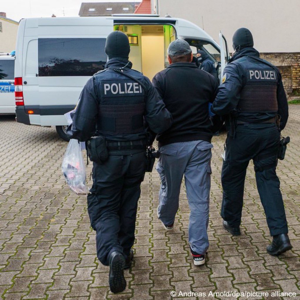 #عاجل 

توجيهات باعتقال اي عنصر حوثي ارهابي في اي دوله عربيه او اجنبيه.. 
والمانيا اول دوله تنفذ التوجيهات بعد التصنيف الامريكي الاخير للحوثيين جماعه ارهابيه 

قلنا لكم حتى كلمة #حوثي  ستصبح مثل #القاعده و #داعش يعاقب الانتماء اليها او حملها  وسياتي وقت يصدر قانون ضد كلمة حوثي