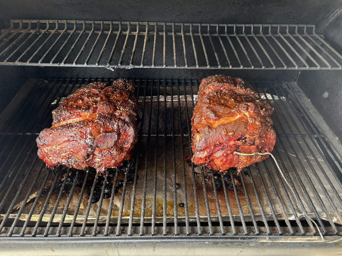 BG2IceFishing's tweet photo. The finished product. #pulledpork #backyardbbq https://t.co/I8ILmazaGN