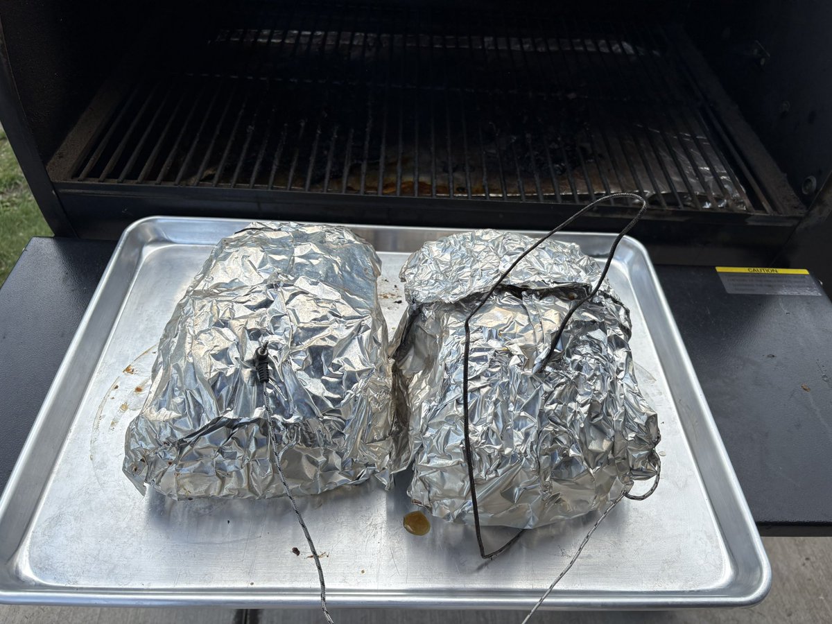 BG2IceFishing's tweet photo. The finished product. #pulledpork #backyardbbq https://t.co/I8ILmazaGN