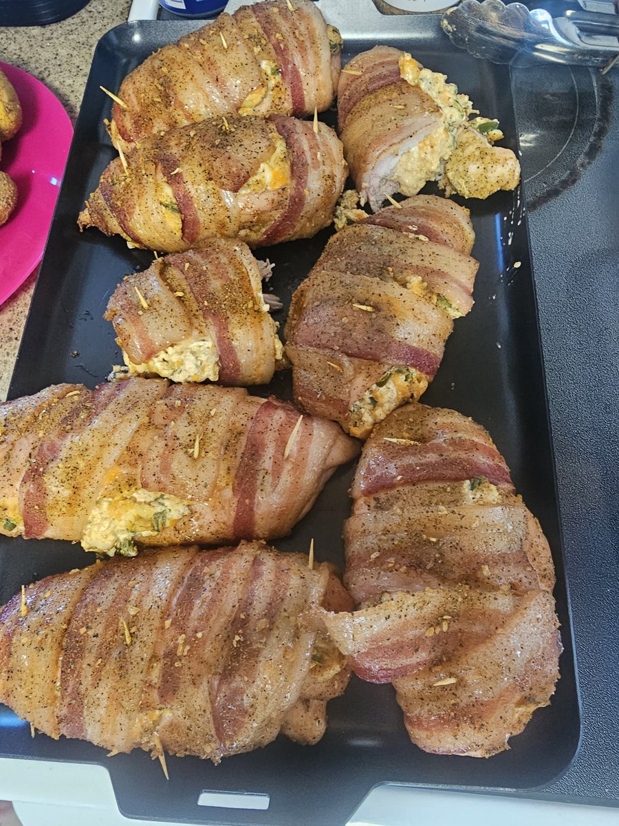 gregarmstrong59's tweet photo. Something easy for dinner smoker stuffed jalapeno chicken wrapped in bacon. So good https://t.co/4YpCKdq9OX