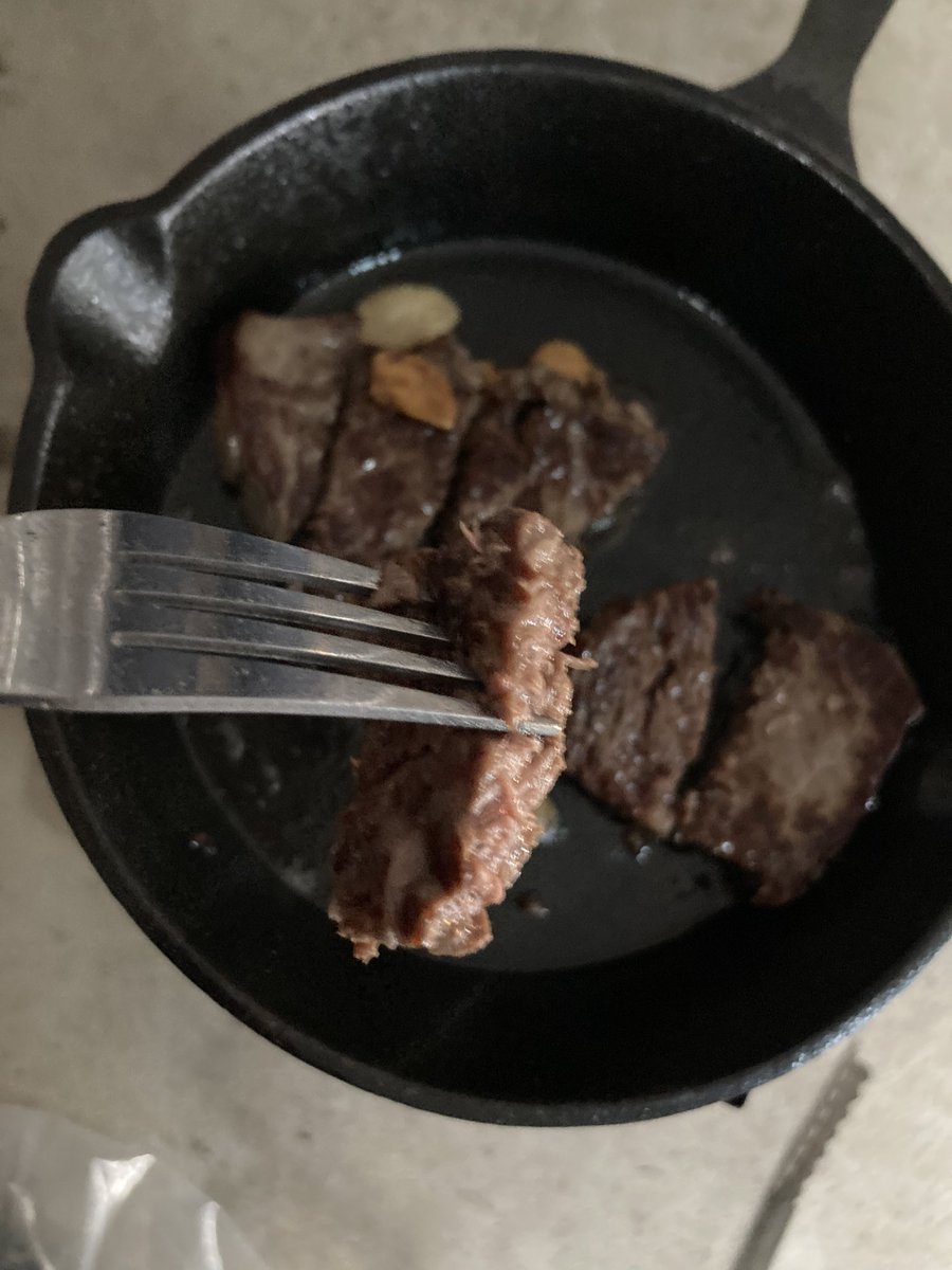 odango1128's tweet photo. 私情により6月からキャンプ出来る時間が少なくなってしまうので、週末は絶対キャンプするぞ(*•̀ㅂ•́)و✨と、前日から気合いを入れて準備していたのに、雨☔🥲

仕方なく車庫でわんぱく焼肉😊

最近飲めなくなったし、胃もたれが…
歳のせいかな💦

#雨の日バーベキュー
#胃もたれ https://t.co/3sQqlVkims