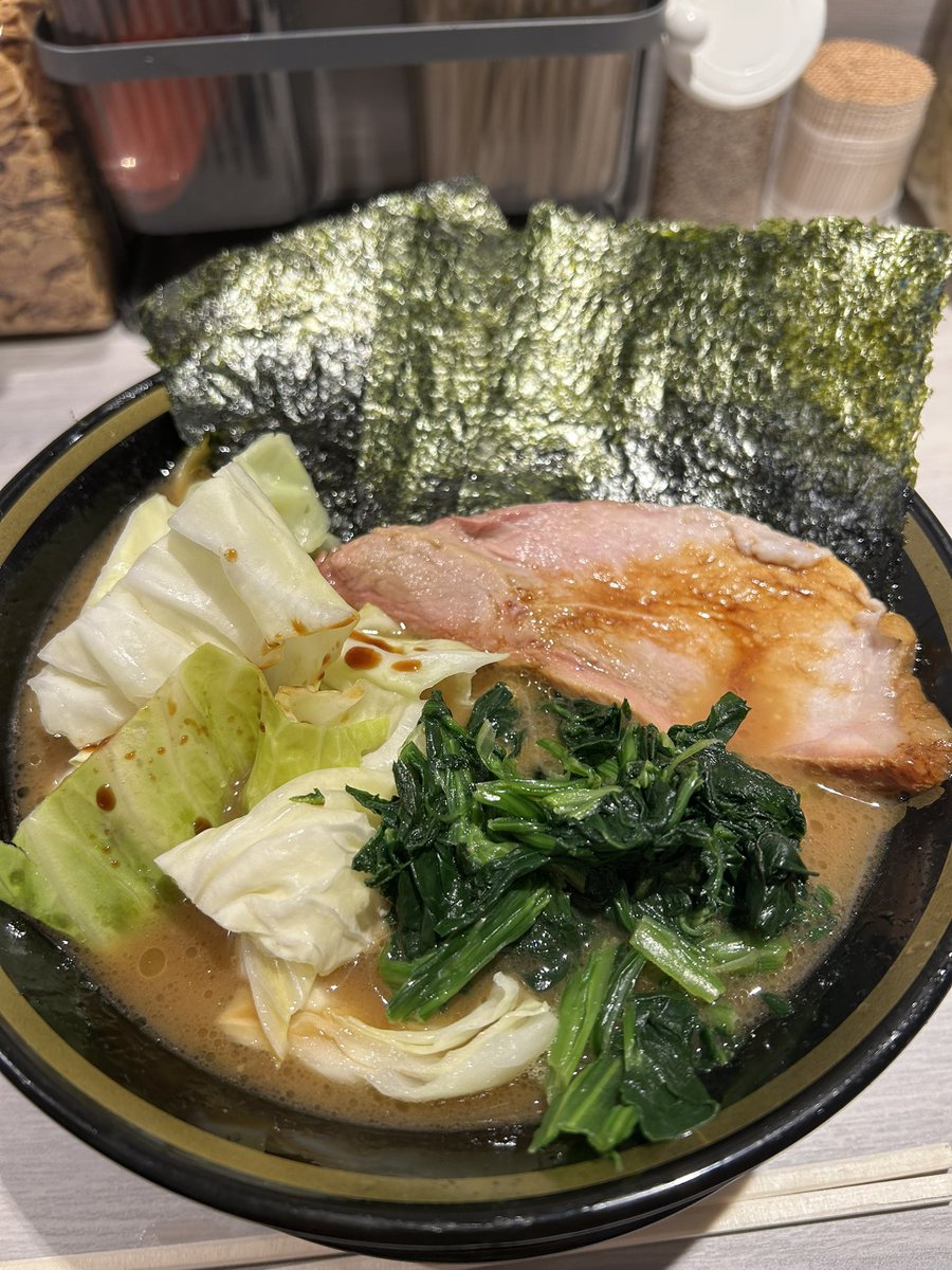 ngrkcl's tweet image. 市ヶ谷にできた家系ラーメン新店舗いってきました。ごはんを食べないためキャベツをオントップ。正解。都内ど真ん中の本格的家系。堪能しましたー
#てつ家
#T1D
 #IDDM
