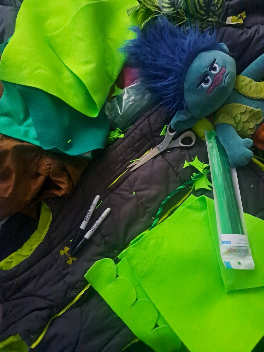 Branchlover985's tweet image. Yeah, been offline cause im working like a DOG to make this STUPID cosplay, i hate him sm..💚