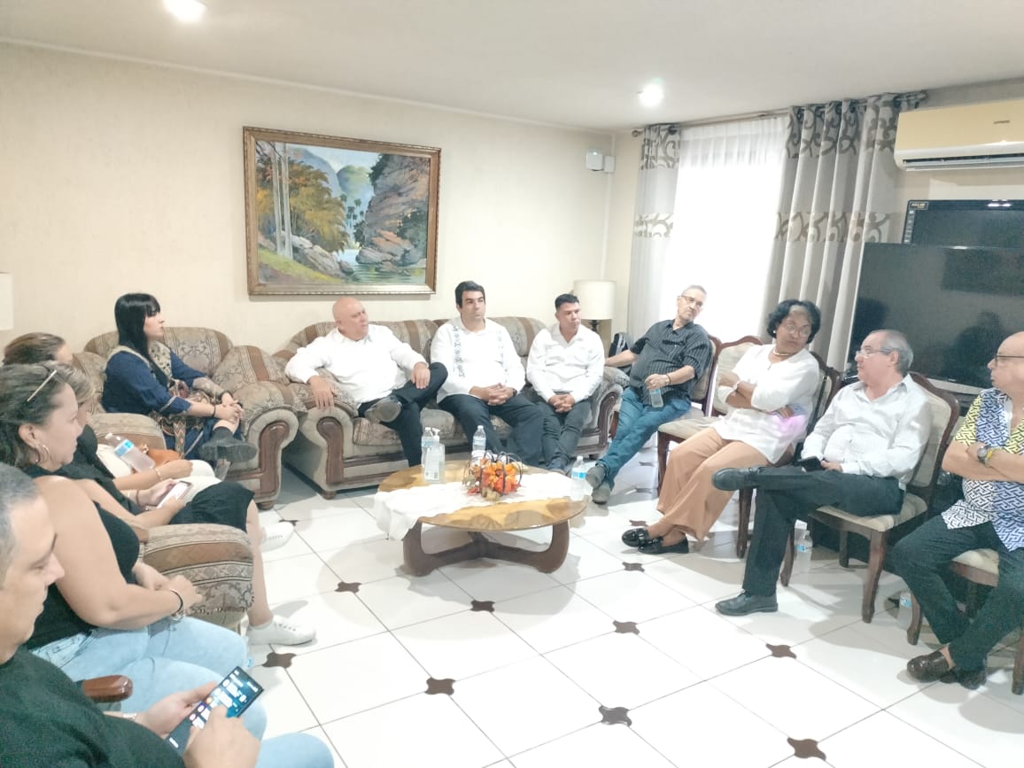 Consulado General de Cuba en Mérida (@consulcumerida) on Twitter photo El Ministro de Cultura de #Cuba🇨🇺 <a href="/AlpidioAlonsoG/">Alpidio Alonso Grau</a> se reunió con artistas cubanos residentes en #Mérida.
Se confirma voluntad de la Revolución de fortalecer vínculos con cubanos residentes en el exterior y su participación en el desarrollo socioeconómico del país. #JuntosXCuba El Ministro de Cultura de #Cuba🇨🇺 <a href="/AlpidioAlonsoG/">Alpidio Alonso Grau</a> se reunió con artistas cubanos residentes en #Mérida.
Se confirma voluntad de la Revolución de fortalecer vínculos con cubanos residentes en el exterior y su participación en el desarrollo socioeconómico del país. #JuntosXCuba