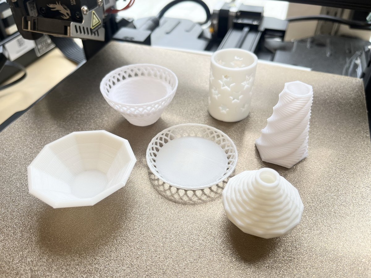 fablabkn's tweet image. 5月の #神奈川大学生 向けワークショップを開催しました!今回は #Tinkercad の #Codeblocks という機能を使って3Dモデリングをし、3Dプリンターの使い方を学ぶという内容💻 数字を大きくしてみたり小さくしてみたり、図形を変えてみたり。参加者は試行錯誤しながらモデリングをしていました✊【MM】