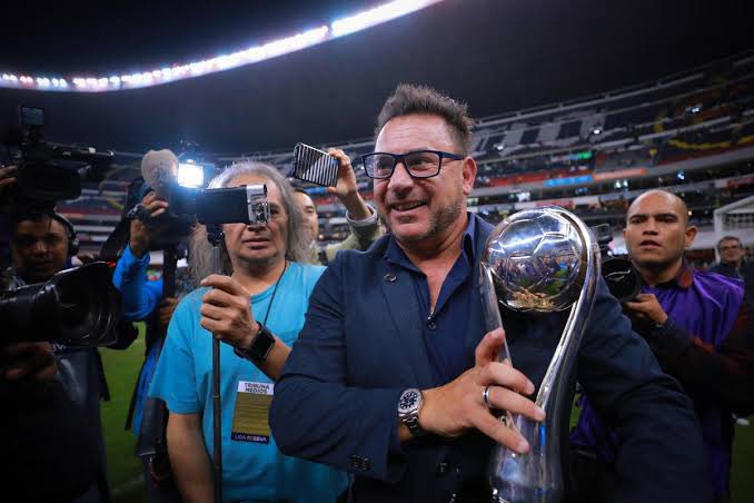 Padre eterno del América.

Don Antonio Mohamed.