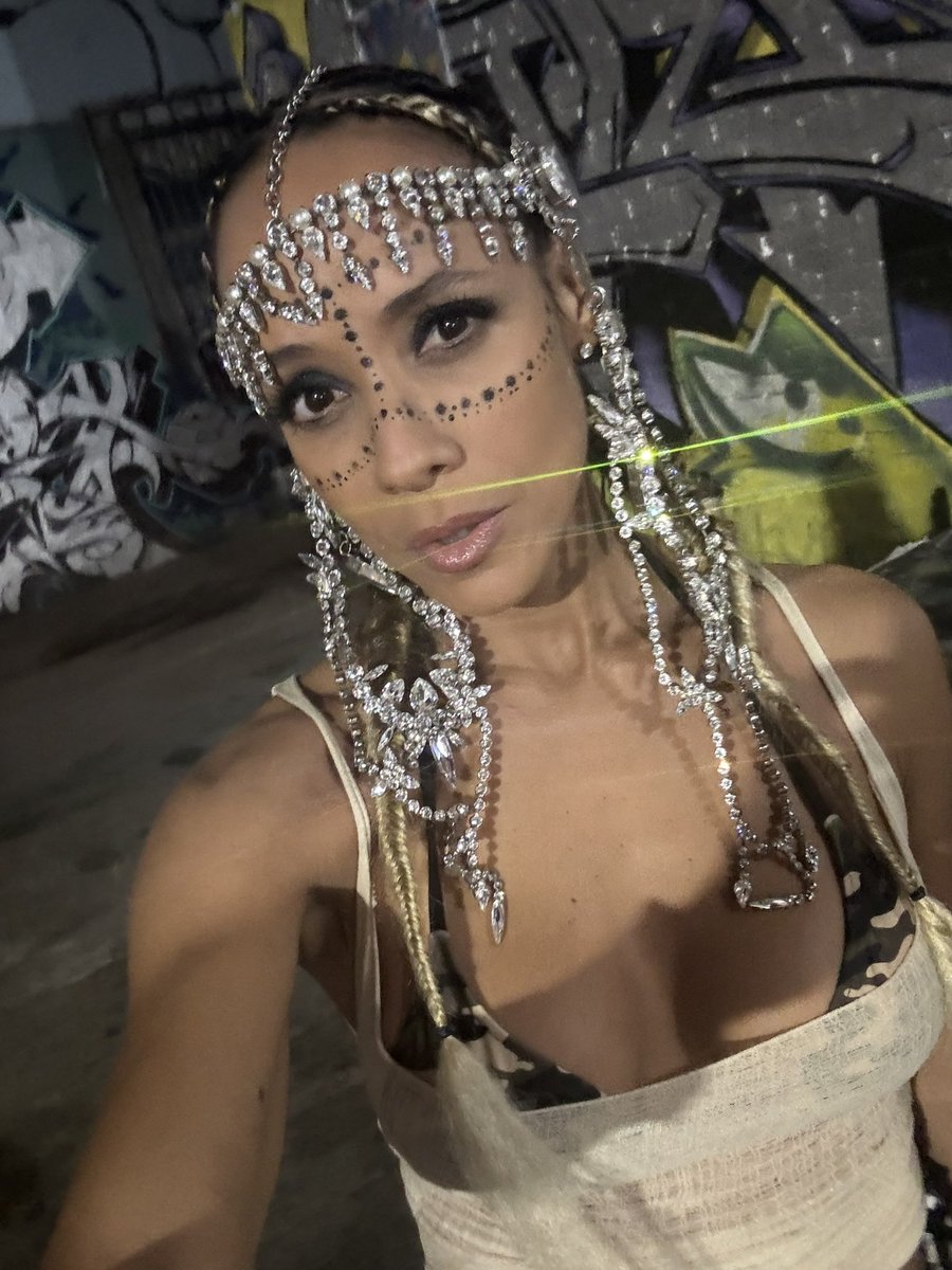 daniaramirez\, image size:900x1200