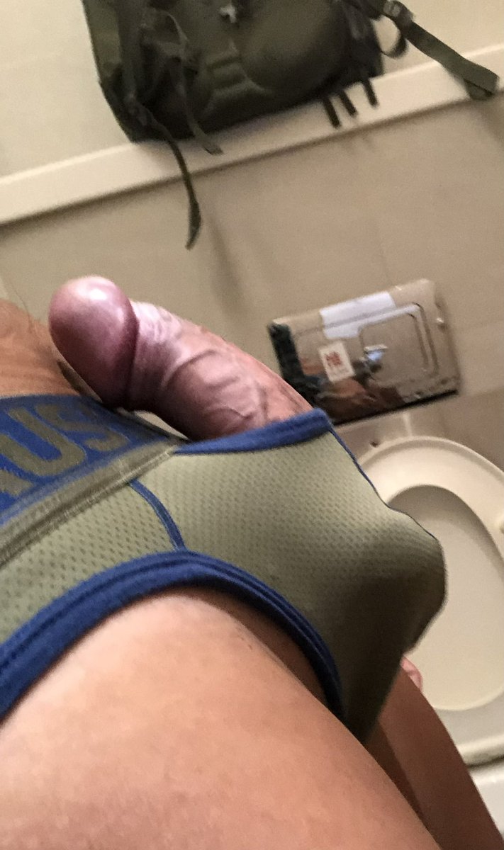 一大早
褲子裡包覆著發燙的熱屌
蠢蠢欲動
#喜歡跟隨私訊可約 
#喜歡偷偷留言
#rush聞了在抽插
#你星期一也硬到爆嗎