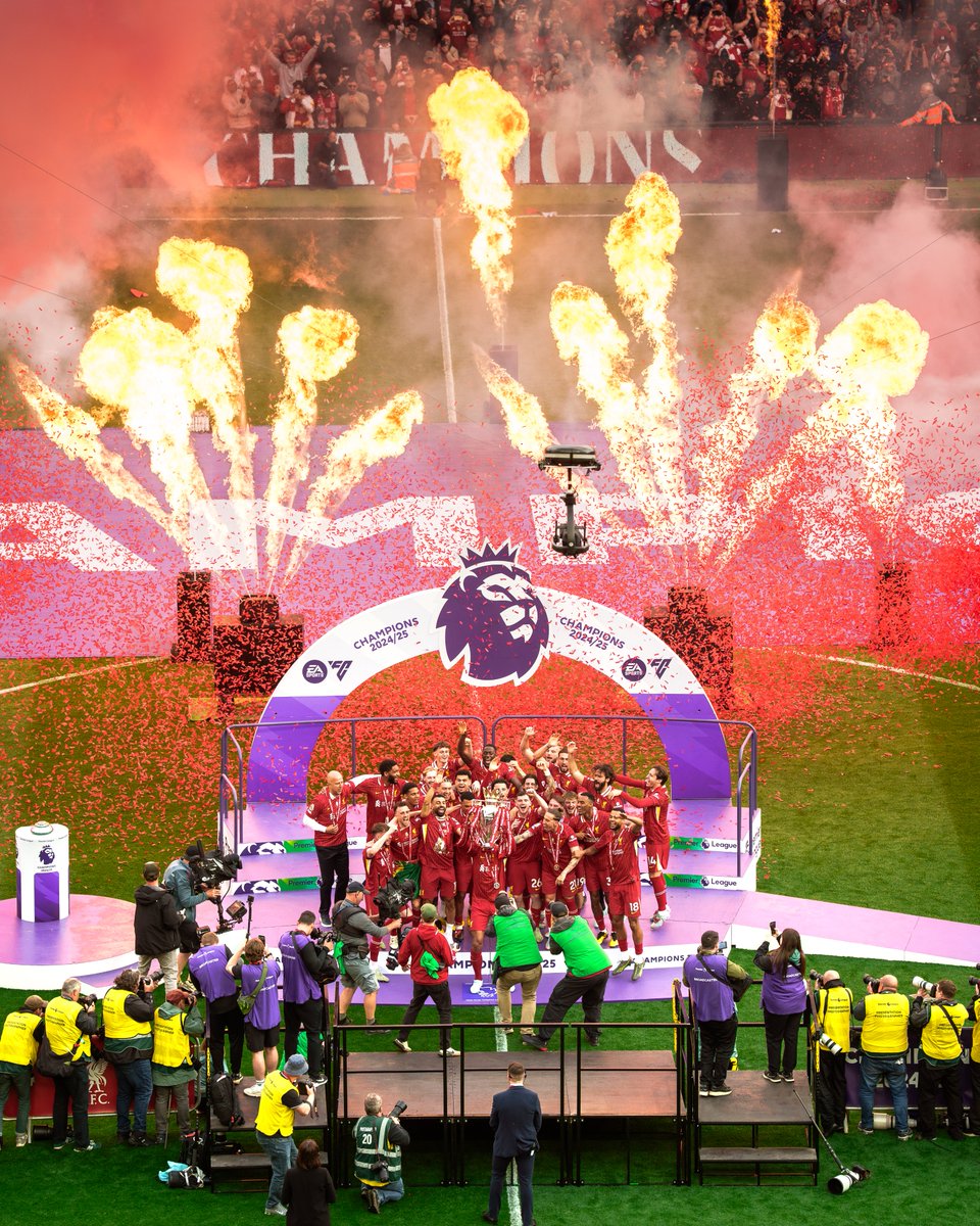 Mengangkat trofi Premier League bersama fans di Anfield. 🥹❤️

Ini untuk kalian, Reds! 🏆