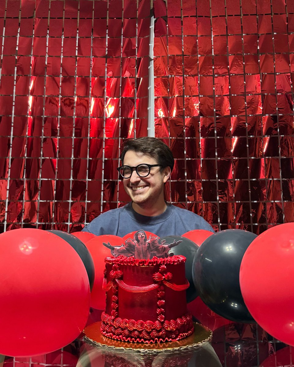 QueHayPablo's tweet image. Mi cumpleaños ft. el abraCAKEdabra 🎂🖤👹✨
#ladygaga #abracadabra