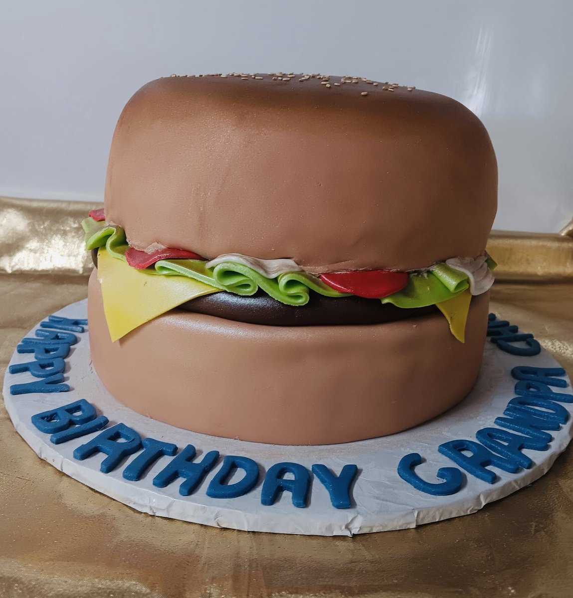 Hamburger Cake- Thank you Mari A for your order! 🥰

#dynastycakesandsweets #trending #elpasobaker #hamburgercake #fondantcreations