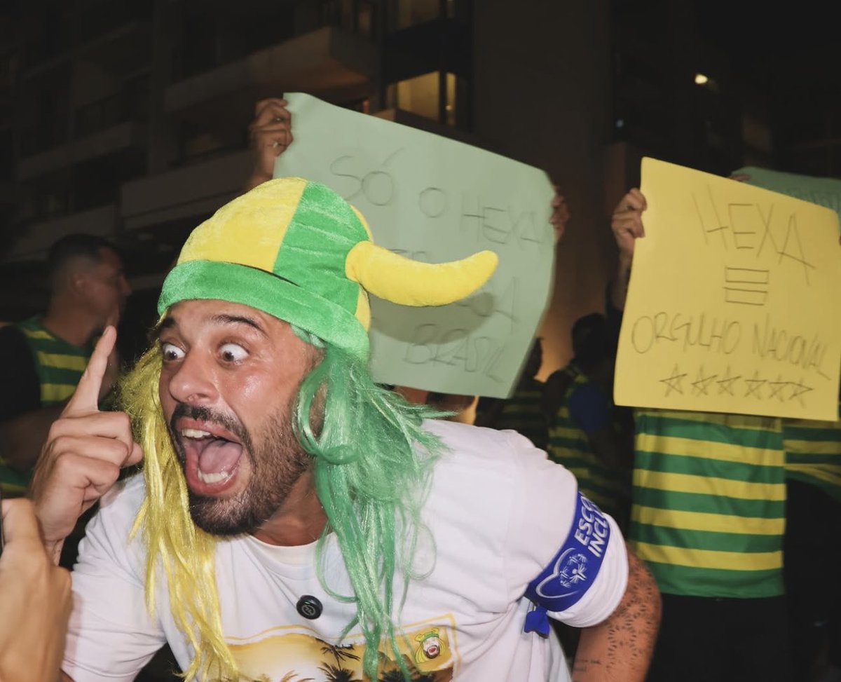 futebol_info's tweet photo. Torcedores na porta do aeroporto esperando o desembarque de Ancelotti.

Carleto vai chegar nos braços da galera!

📸 Movimento Verde Amarelo https://t.co/ChOnnoaXrB