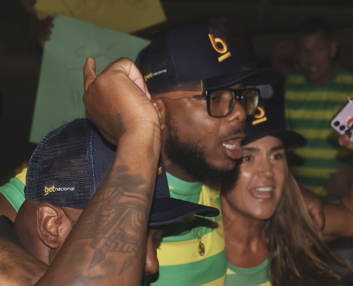 futebol_info's tweet photo. Torcedores na porta do aeroporto esperando o desembarque de Ancelotti.

Carleto vai chegar nos braços da galera!

📸 Movimento Verde Amarelo https://t.co/ChOnnoaXrB