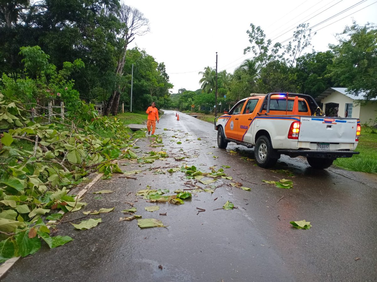 #Veraguas Mas temprano  personal de Sinaproc realizó corte y remoción de un árbol que cayó sobre una vivienda en La Peña de Santiago, además se realizó corte y remoción de un árbol sobre la vía que conduce hacia la comunidad de San Juanito, en La Soledad de Soná.