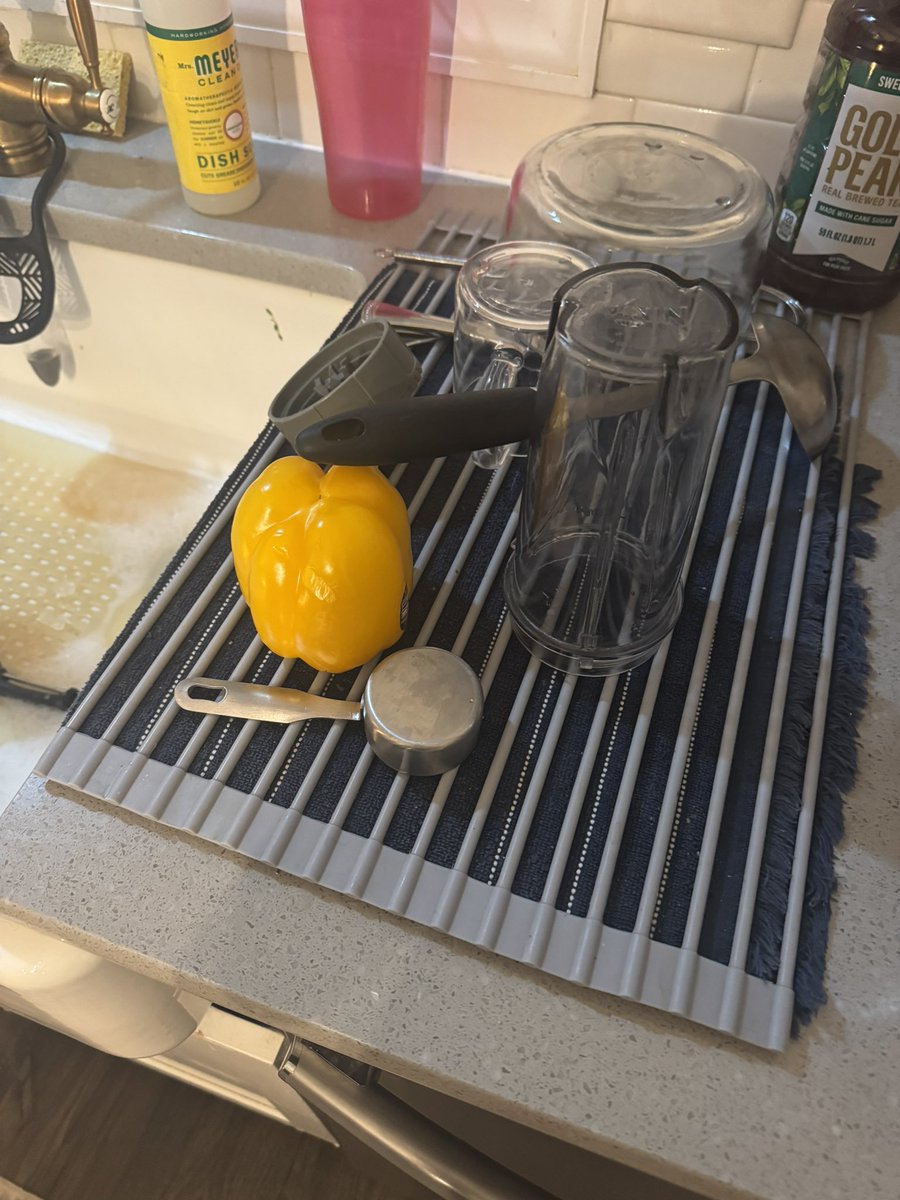 squirt6069's tweet photo. so who’s washing the pepper?? https://t.co/Tb7MIu6DzP