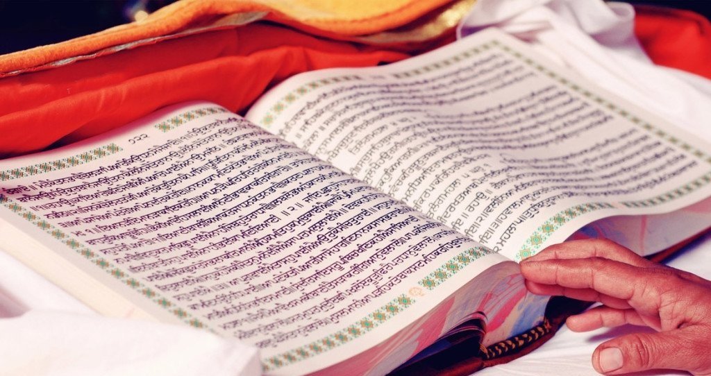 ਚਿੰਤਾ ਤਾ ਕੀ ਕੀਜੀਐ ਜੋ ਅਨਹੋਨੀ ਹੋਇ ॥
ਇਹੁ ਮਾਰਗੁ ਸੰਸਾਰ ਕੋ ਨਾਨਕ ਥਿਰੁ ਨਹੀ ਕੋਇ ॥