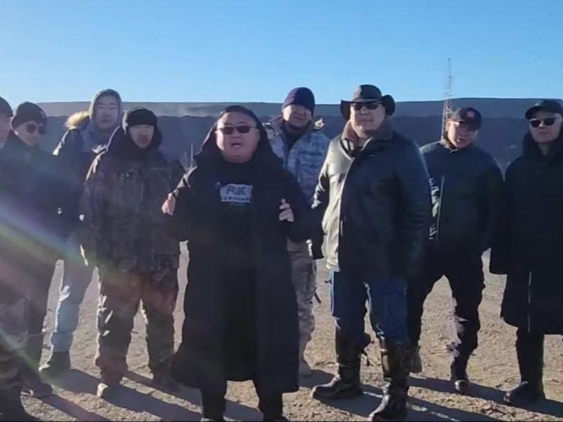 Дарангуйлал тогтсоныг мэдэхэд амархан. Иргэдийн дунд дэмжлэг байхгүй, нэр хүнд нь муудаад байхад огцрохгүй, харин адгийн шааруудыг хөлслөөд сөрөг жагсаал хийж, эсэргүүцсэн хүмүүсийг хууль сахиулагчдыг ашиглан дардаг болсон байдаг.