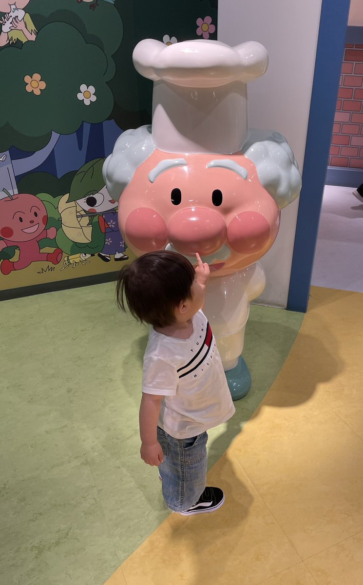 アンパンマン「やっと会えたね…！」
→我が子、スルーしてジャムおじさん一直線。
主役完全無視でパン工場の社長にご挨拶。将来有望すぎる。