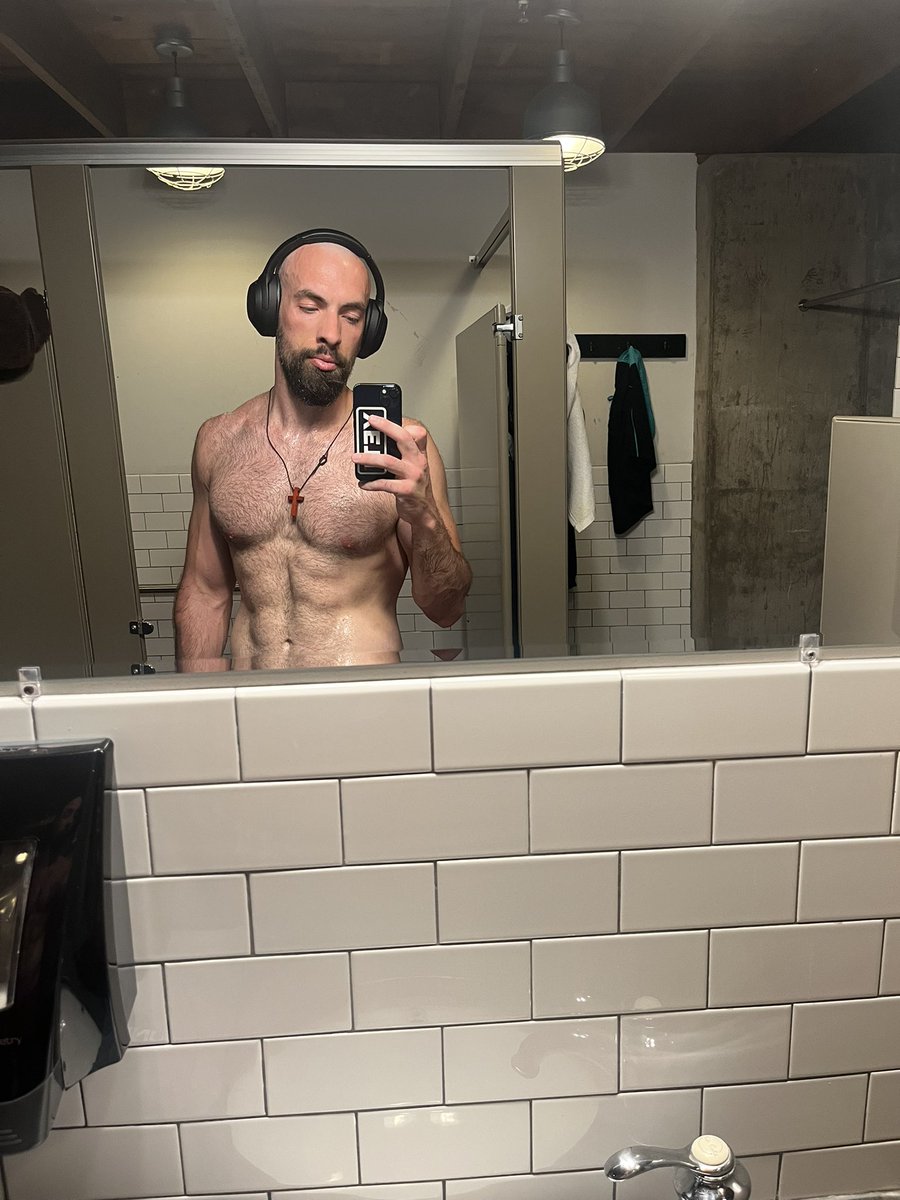 realsoconnell's tweet photo. #sundayselfie late sauna session. Home for some watermelon. #murph in the morning. https://t.co/ECnypkcK5W