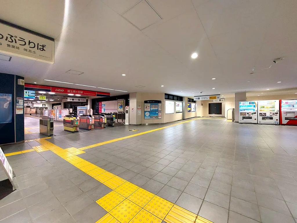 ShibukichiNet's tweet photo. 6/7(土)、富士見ヶ丘駅改札前で鉄道キッズイベント「キッズトレイン フェスティバル」が開催されます🚃
https://t.co/zCO58z15XC

非常ボタン操作、マジックハンド拾得、Nゲージ&amp;プラレール体験展示、駅の安全教室など学んで遊べるコンテンツ。けい太くんと記念撮影もできますよ(※小学生以下限定) https://t.co/NYlkfPIBVq