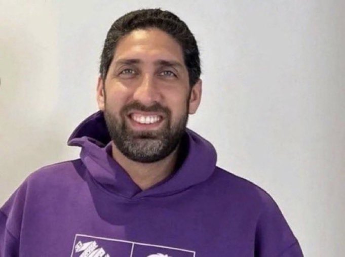 ادَّ عملك بأمانة وضمير ، فهذه مسؤولية ستُسال عنها امام الله ، ولاتدع التعصب يعمي بصيرتك …

الكورفا لهم ثلاث ايام يعملون بجهد متواصل لانجاح "التيفو " مرابطين عند الملعب ليل ونهار ، وبالنهاية يقابل هاذا الجهد بالتعنت فقط لان الميول غلبت المهنية ؟ 

#دهلوي_يمنع_تيفو_التتويج