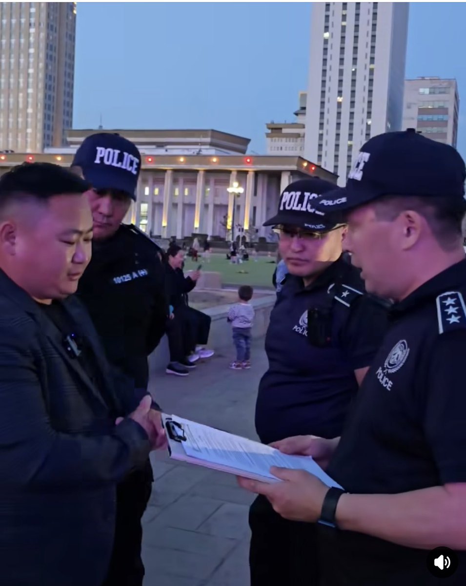 Хэзээнээс цагдаа нар өөрснөө очиж зөвшөөрлөө өгдөг болчив. Том цолтонгууд хүргэлтээр өгдөг болж