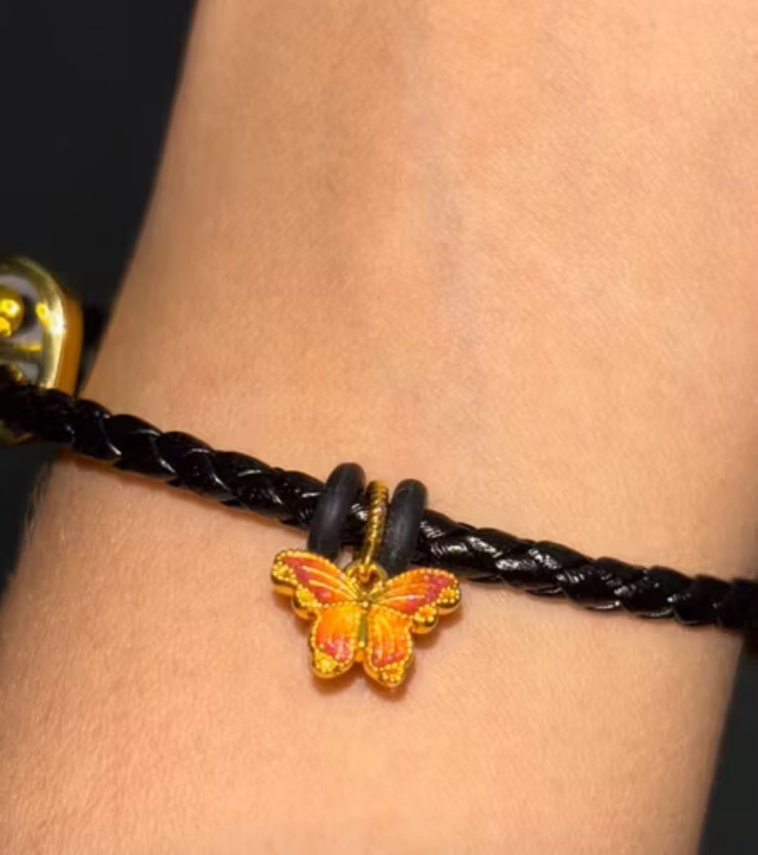 Ramai complaint pendant butterfly H***b tu mudah kemek. Ada yang baru 2 hari pakai dah patah dah 😭😭

Stoplah beli emas 999 untuk pakai harian. Memang lawa, tapi lembut cepat rosak. Nak tahan lasak, pilih pendant emas 916 macam ni. Bukan mahal pun tak sampai RM150 harga dia 🙈
