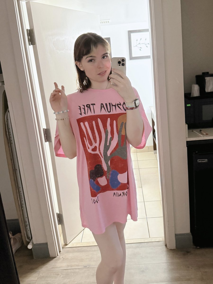 charloofers's tweet photo. I literally got nothing on under this shirt :3 https://t.co/ncWPcCrrF2