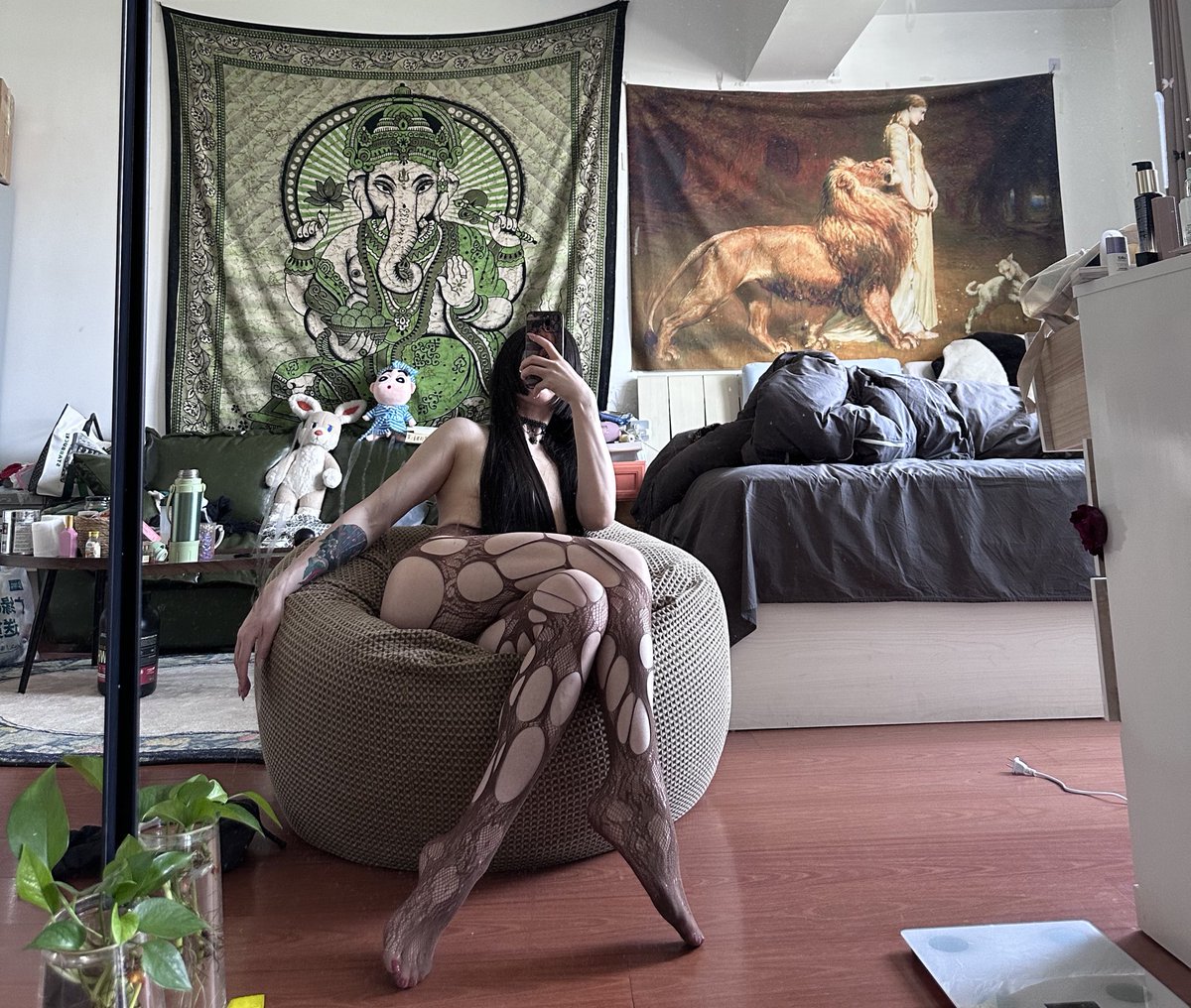 一个很好玩的袜子
可以穿出去我觉得
不过好像有点不好看？