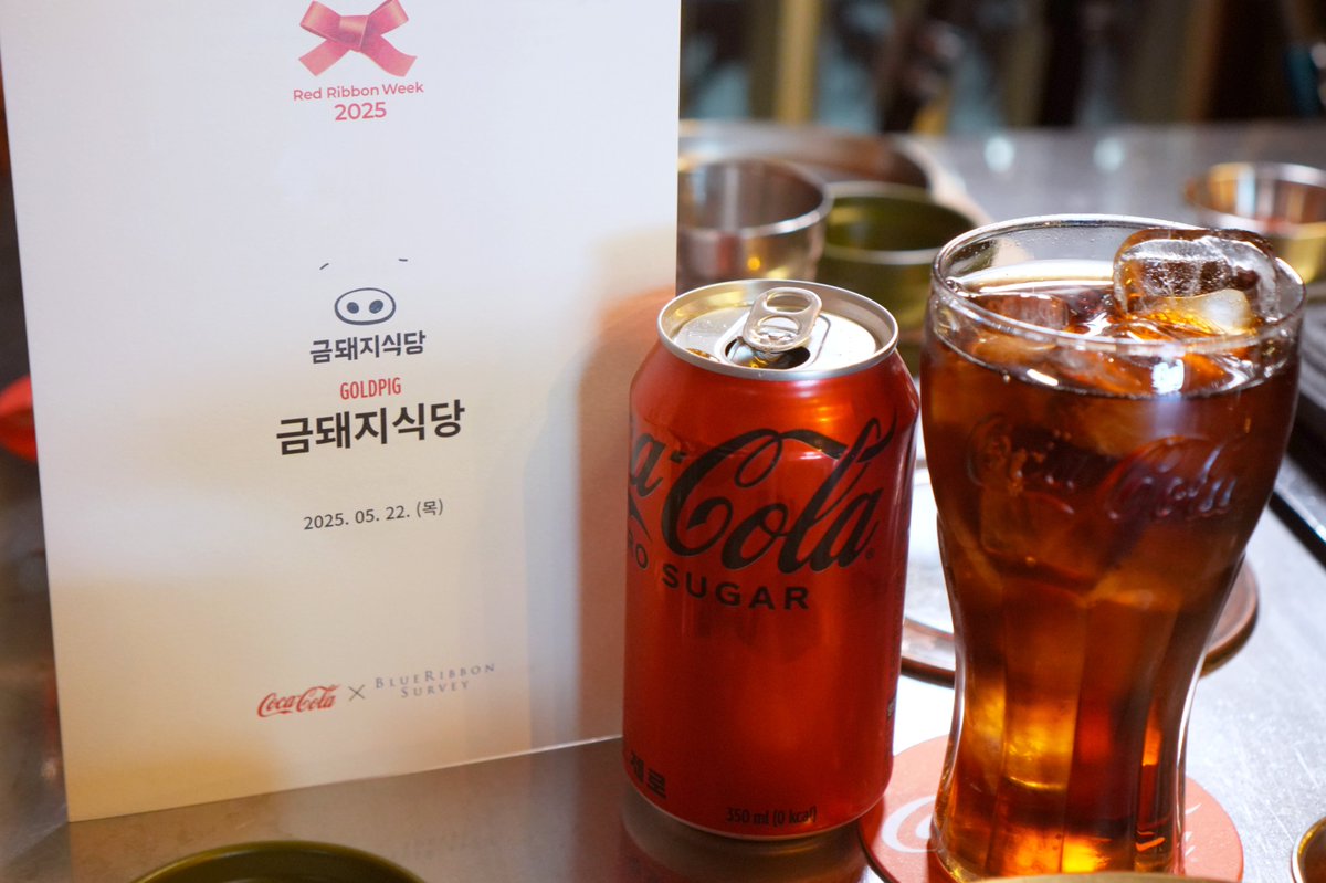 brsurvey's tweet image. [레드리본 위크 현장스케치] 02. 금돼지식당
코카-콜라와 풍성한 미식 경험을 즐길 수 있는 특별한 미식 행사인 레드리본 위크가 5월 22일 목요일 점심과 저녁, 박수경 대표의 &amp;lt;금돼지식당&amp;gt;에서 열렸습니다. 그 현장을 블루리본이 생생히 전달 드립니다.
bluer.co.kr/magazine/530